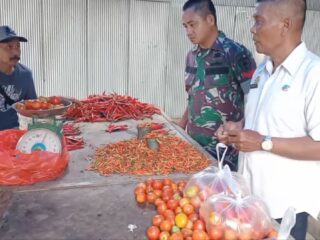 Babinsa Turun ke Pasar! Pantau Harga Sembako di Amparita, Pastikan Rakyat Tenang