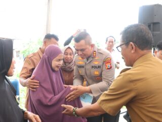 Kapolres Sidrap Dampingi Bupati Sosialisasikan GTRA dan Salurkan BLT di Desa Teppo