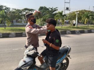 Peduli Dampak Erupsi Gunung Lewotobi, Polsek Alok Bagikan Masker kepada Warga di Sikka
