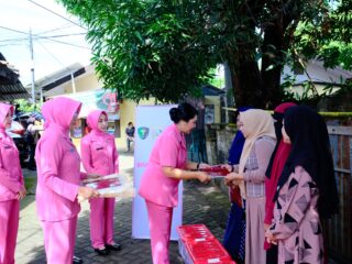 Peduli Korban Kebakaran, Ketua Bhayangkari Daerah Sulsel Salurkan Bansos di Aspol Tallo Lama