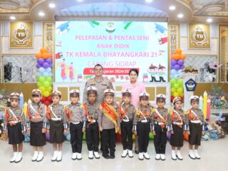 Penuh Haru dan Cinta, Kapolres Sidrap Dampingi Anak TK Kemala Bhayangkari Sidrap Menuju Jenjang Baru