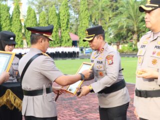Kapolda Sulsel Anugerahkan Penghargaan untuk Kapolres dan Personel Polres Sidrap atas Prestasi Gemilang