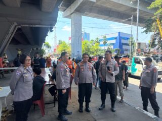Ditbinmas Polda Sulsel Gelar Makan Gratis bagi Masyarakat di Bawah Flyover Makassar