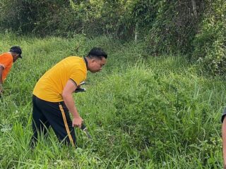 IPTU Andi Aswan Pimpin Gotong Royong Massal, Jalan Poros Bila–Barukku Kembali Rapi
