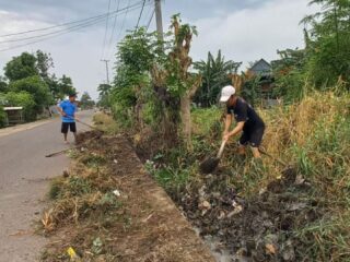 Lurah Baula Tak Henti Perlihatkan Kepedulian Sosial, Turun Langsung Bersihkan Saluran Air