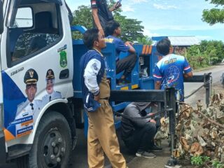 Wujudkan Baula Bersih dan Terang, Junaidi Turun Langsung Pantau Pemasangan Lampu
