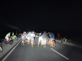 Balapan Lari Bertaruh Uang Tutup Jalan Poros Amparita–Massepe, Pengendara Terpaksa Mengalah