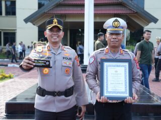 Hadirkan Pelayanan Terbaik Operasi Ketupat 2026, Kapolda Sulsel Berikan Penghargaan Kapolres Sidrap