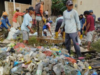 Saluran Irigasi Dipenuhi Sampah, Petani Tanrutedong Minta Penanganan Serius