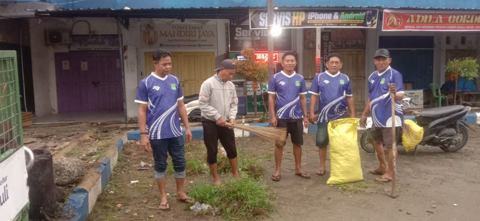 UPTD Pasar Sentral Pangkajene Gelar Jumat Bersih Melalui Kerja Bakti Lingkungan Pasar