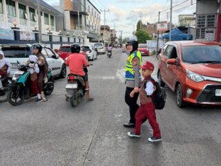 Anak SD di Sidrap Jadi Tenang Dibantu Polwan Cantik Nyebrang Jalan