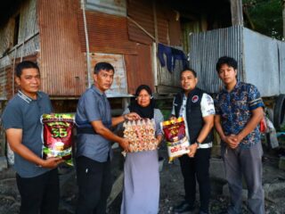 Polisi Peduli, Sat. Narkoba Polres Sidrap Serahkan Bantuan Kepada Warga