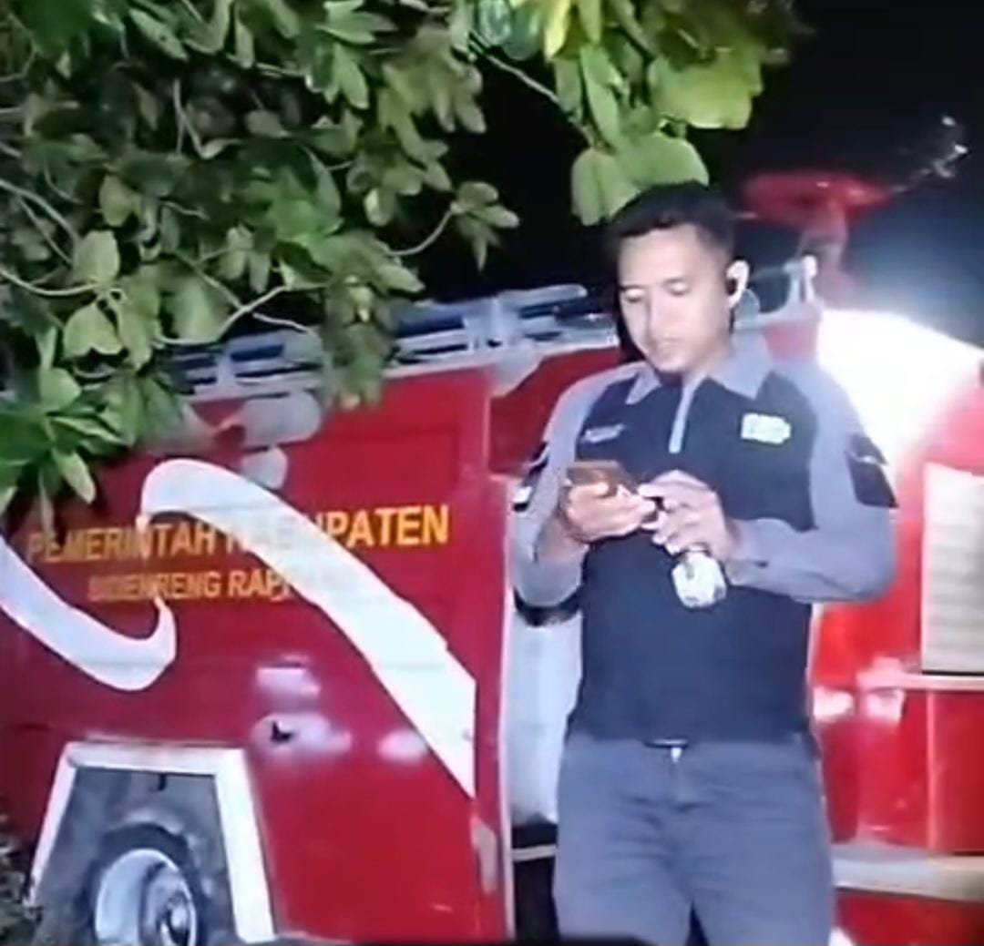 Di Tengah Kemarau, Bupati Sidrap Kerahkan Mobil Damkar Salurkan Air ke Sawah Petani yang Mengering