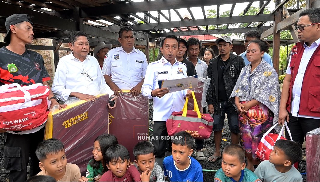 Bupati Sidrap Datangi Lokasi Kebakaran di Talumae, Serahkan Bantuan dan Imbau Warga Tingkatkan Kewaspadaan