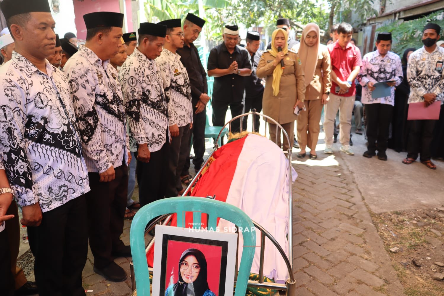 Wabup Nurkanaah Lepas Jenazah Guru MTsN 2 Pangkajene, Kenang Pengabdian Almarhumah