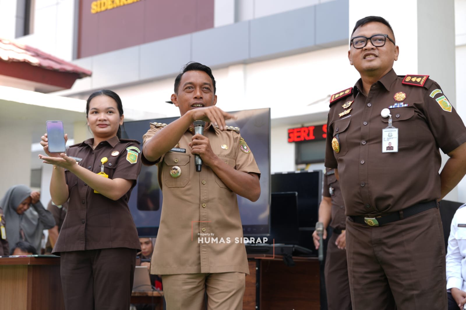 Wujud Penegakan Hukum Transparan, Bupati Syaharuddin Pimpin Pemusnahan Barang Bukti dan Penjualan Langsung di Kejari Sidrap