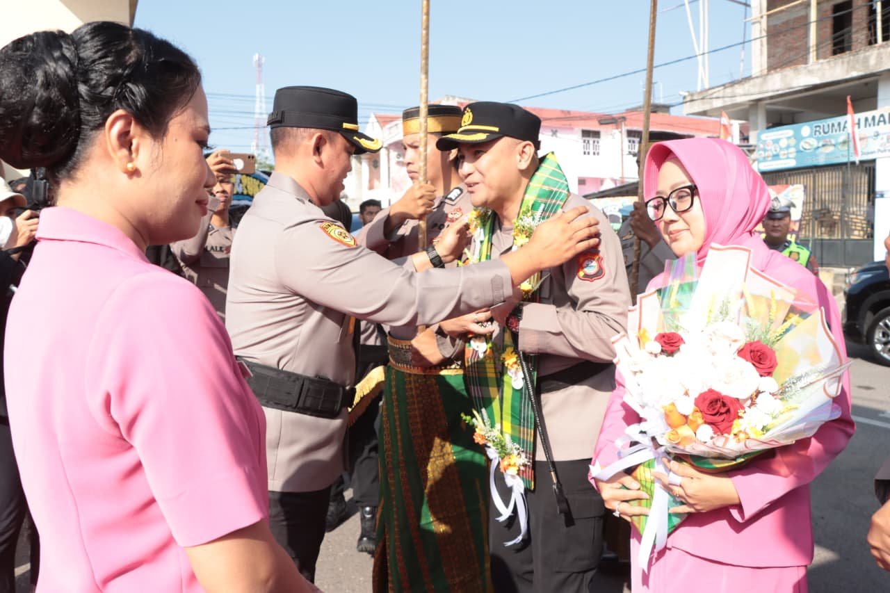 Sambut Kapolres Baru, Polres Sidrap Gelar Tradisi Penyambutan Tari Padduppa