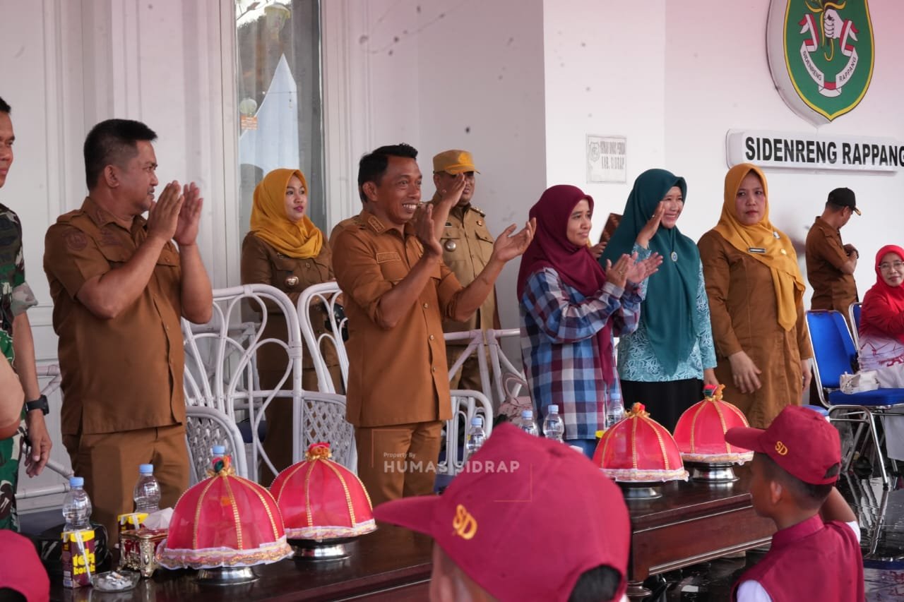 Gerak Jalan SD di Maritengngae Meriah, Bupati dan Ketua TP PKK Terima Penghormatan Peserta