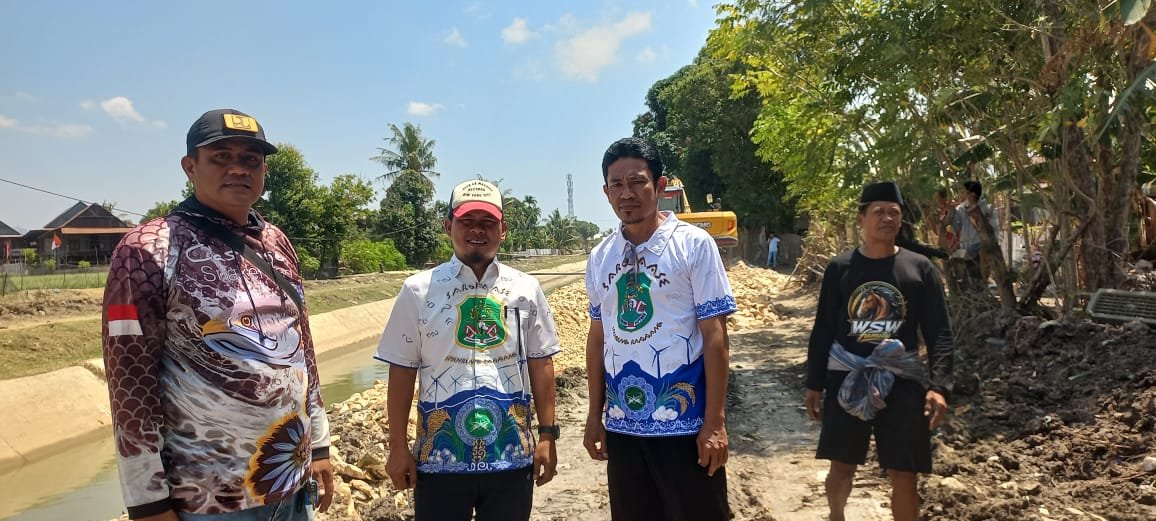 Lurah Baula Dampingi Kabid Pembangunan Tinjau Penimbunan Tanggul Saluran Sekunder Perencanaan Jalan Inspeksi