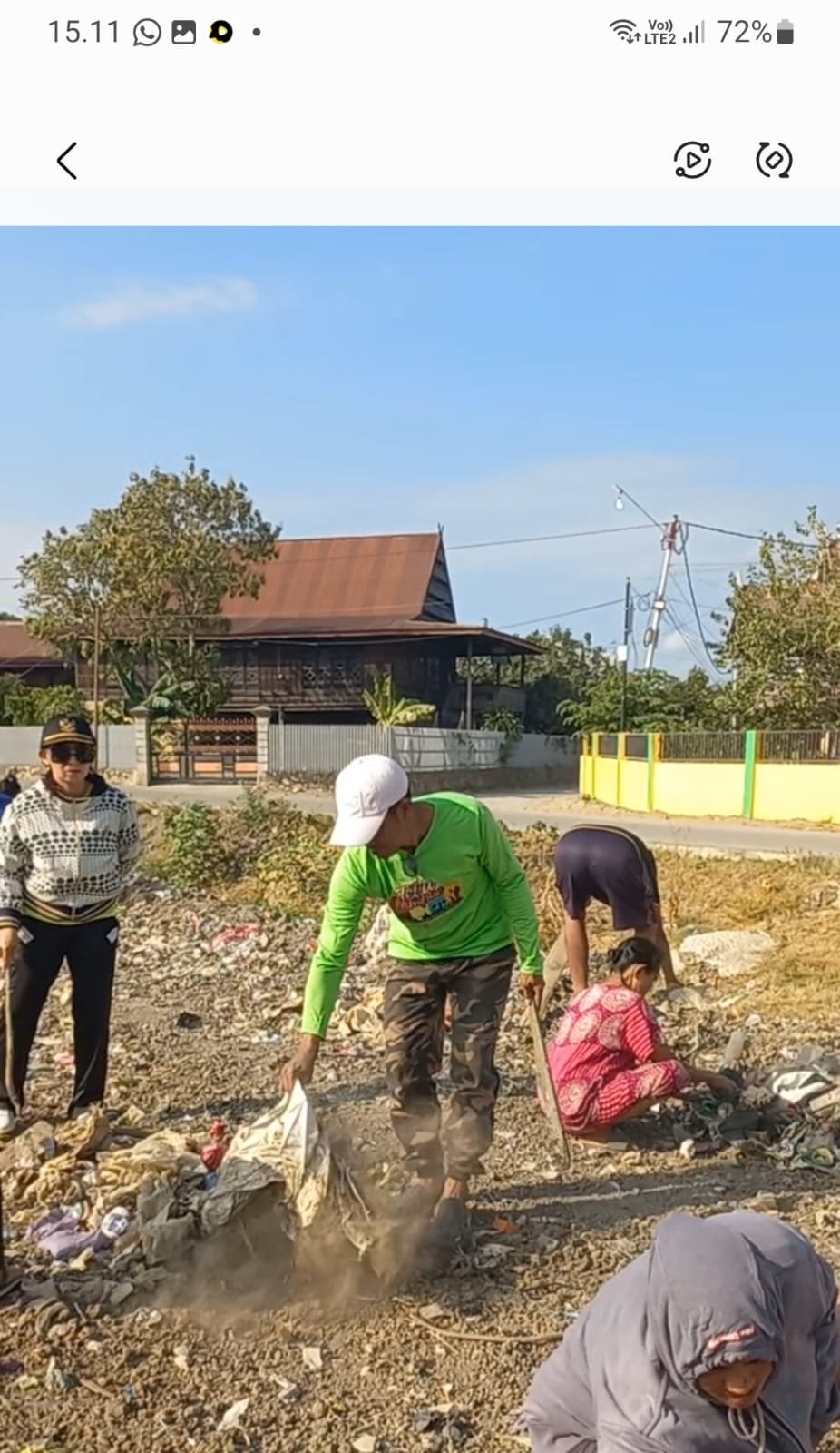 Meski Terik Matahari, Lurah Baula Junaidi Tetap Turun Bersihkan Sampah Bersama Warga