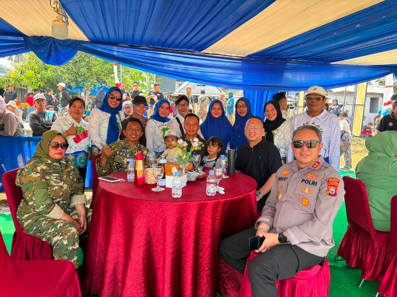 Pangdivif 3 Kostrad dan Bupati Sidrap Panen Raya, Langit Kanyuara Dipenuhi Parasut Prajurit