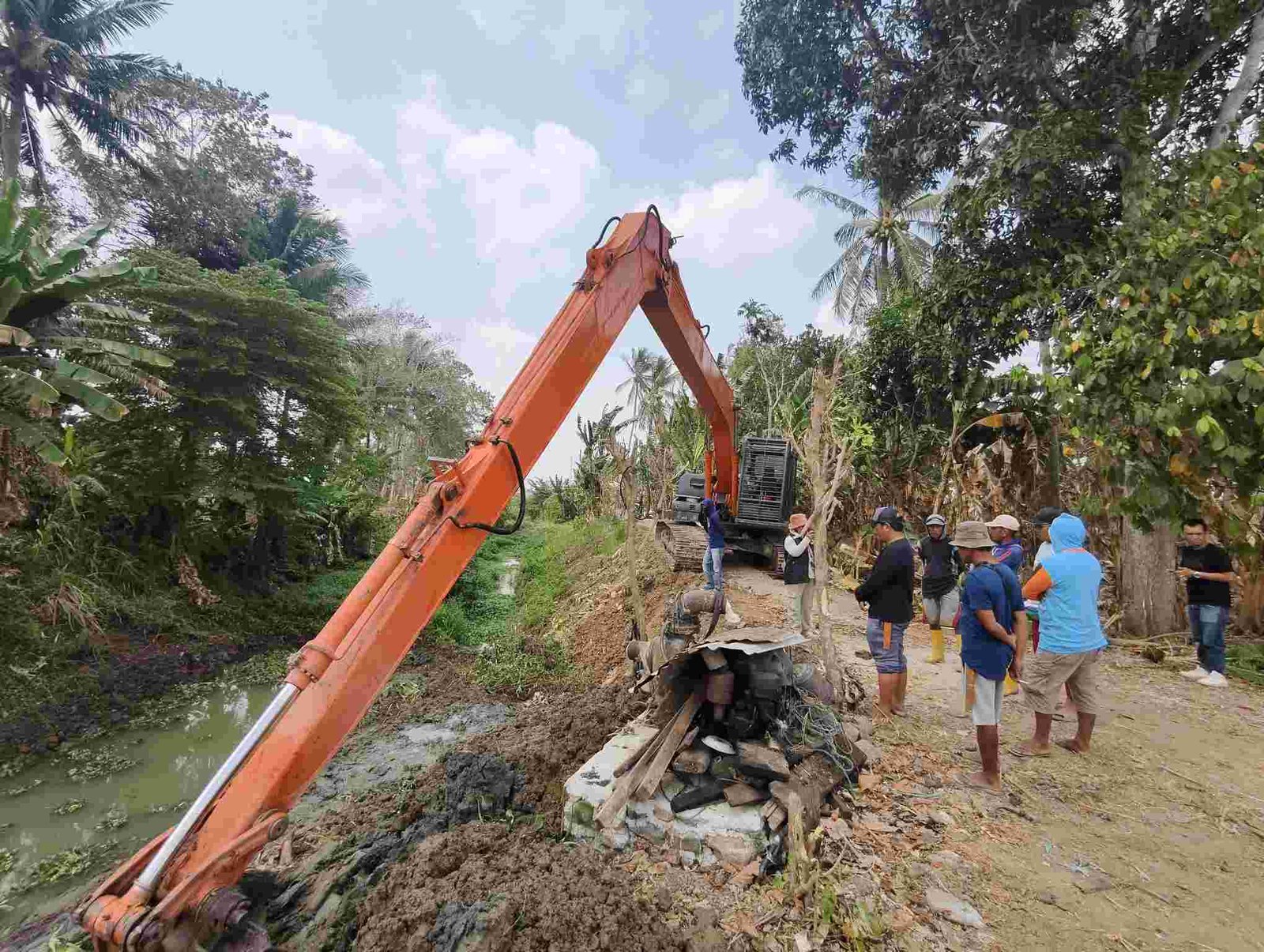 Dinilai Tak Sesuai Hasil Pengukuran, Petani di Sidrap Protes Pengerjaan Saluran Oplah Rawa